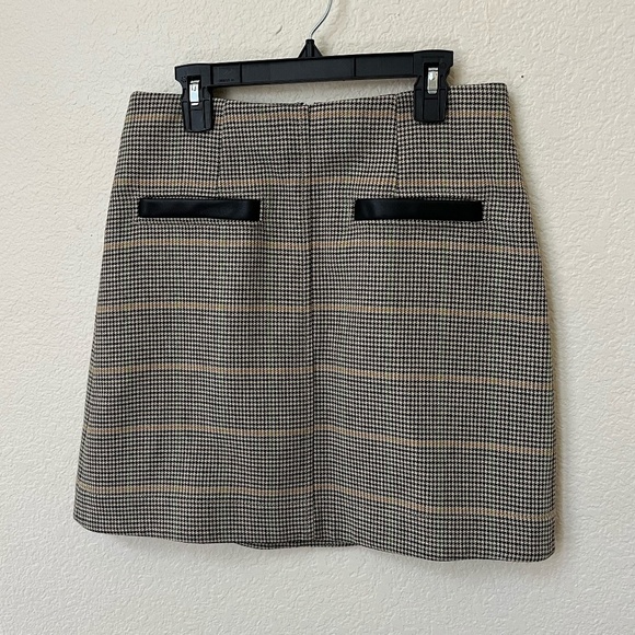 A.L.C | Plaid Print Mini Skirt with Leather Trim Embellishment | Size 2 - Picture 4 of 10